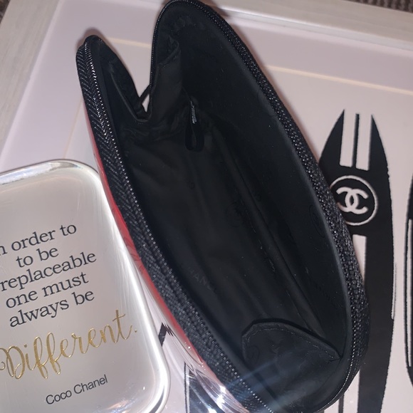 CHANEL COSMETIC/MAKEUP BAG MINI/SMALL. The perfect fit for your travel needs. - Picture 7 of 9